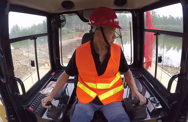 品牌故事-山工機(jī)械老兵抗洪